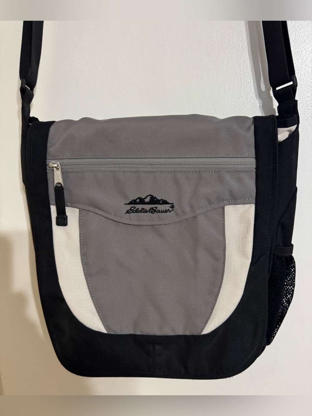 Eddie Bauer Gray & Black Crossbody Computer Bag EUC - Picture 2 of 16